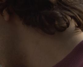 Dos amigos vuelven a casa solos de noche